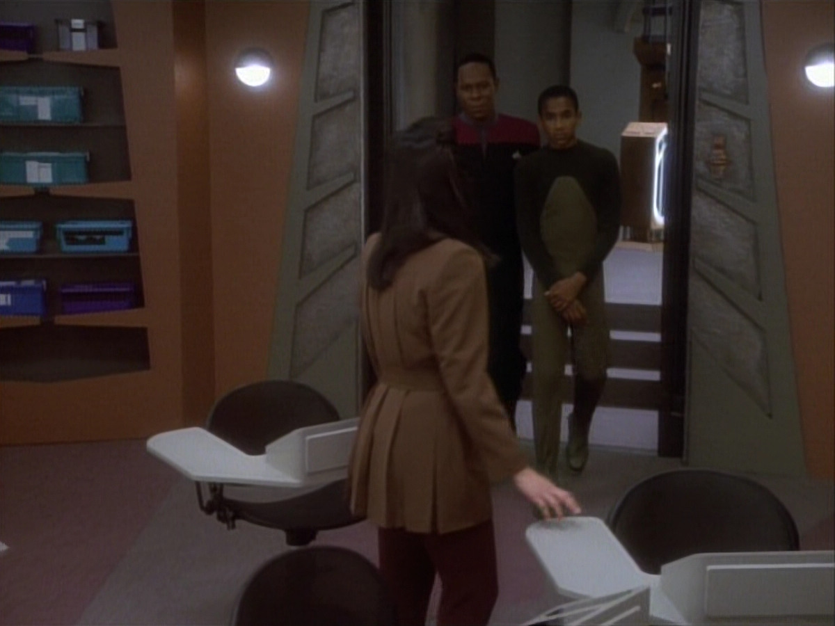 extant_StarTrekDS9_1x03-AManAlone_3529.jpg