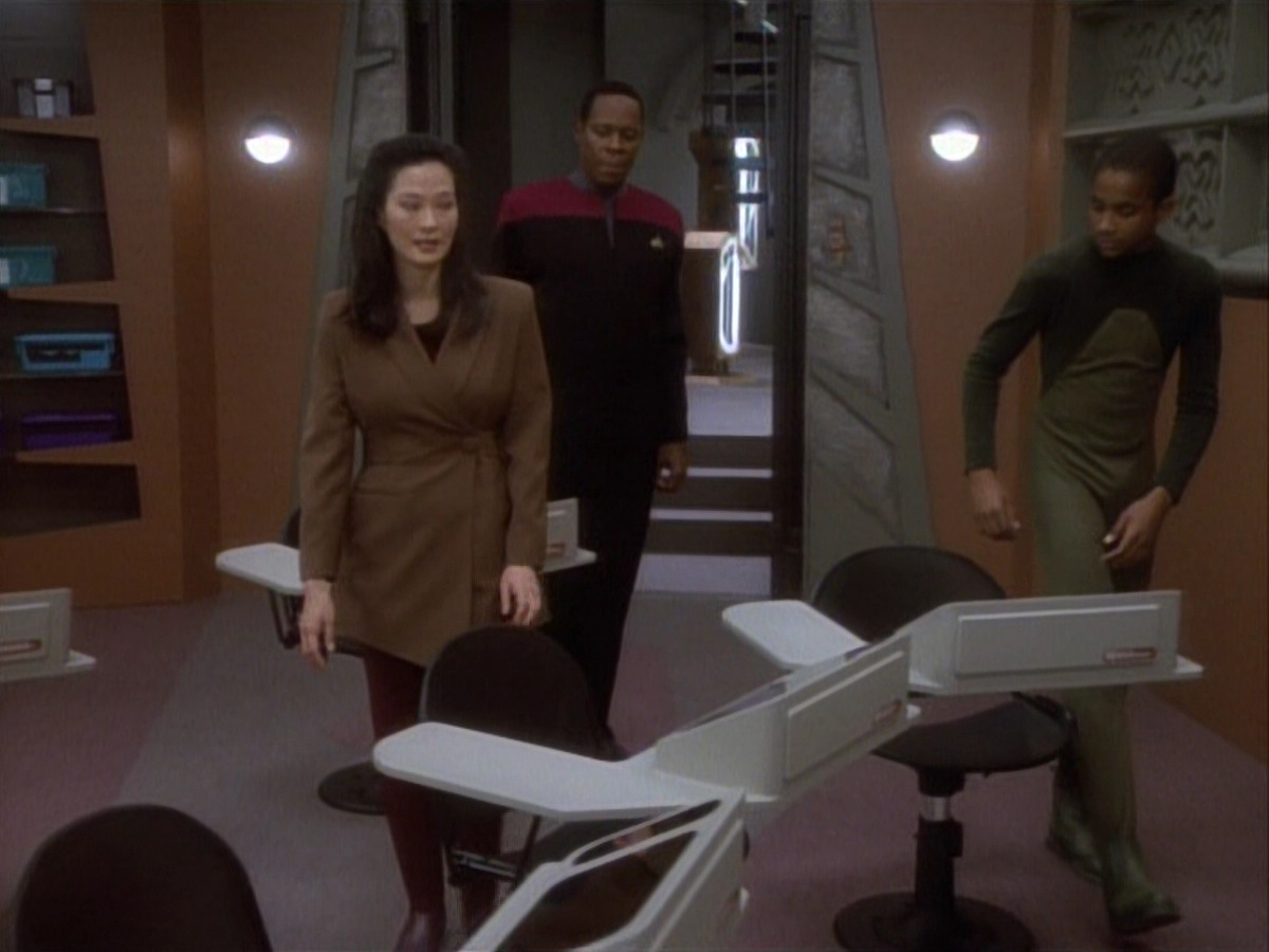 extant_StarTrekDS9_1x03-AManAlone_3533.jpg