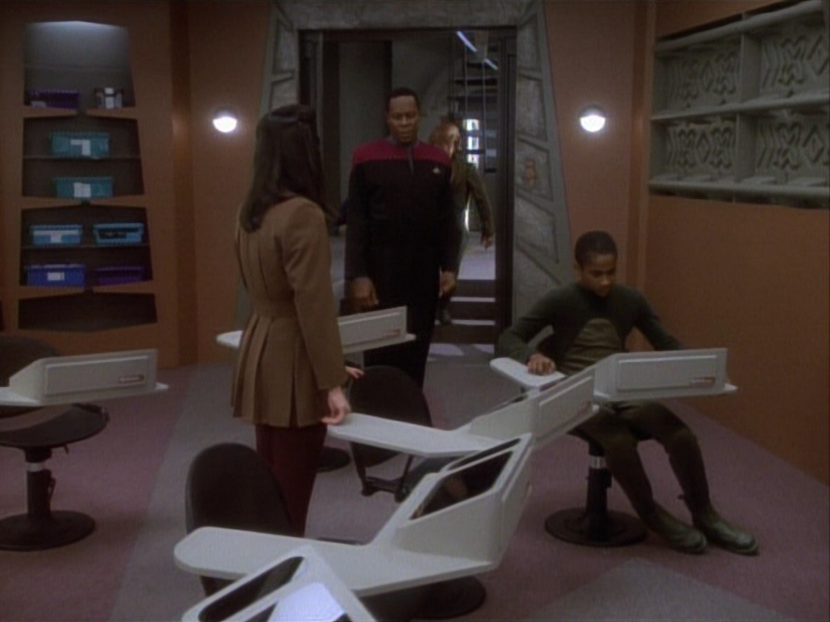 extant_StarTrekDS9_1x03-AManAlone_3537.jpg