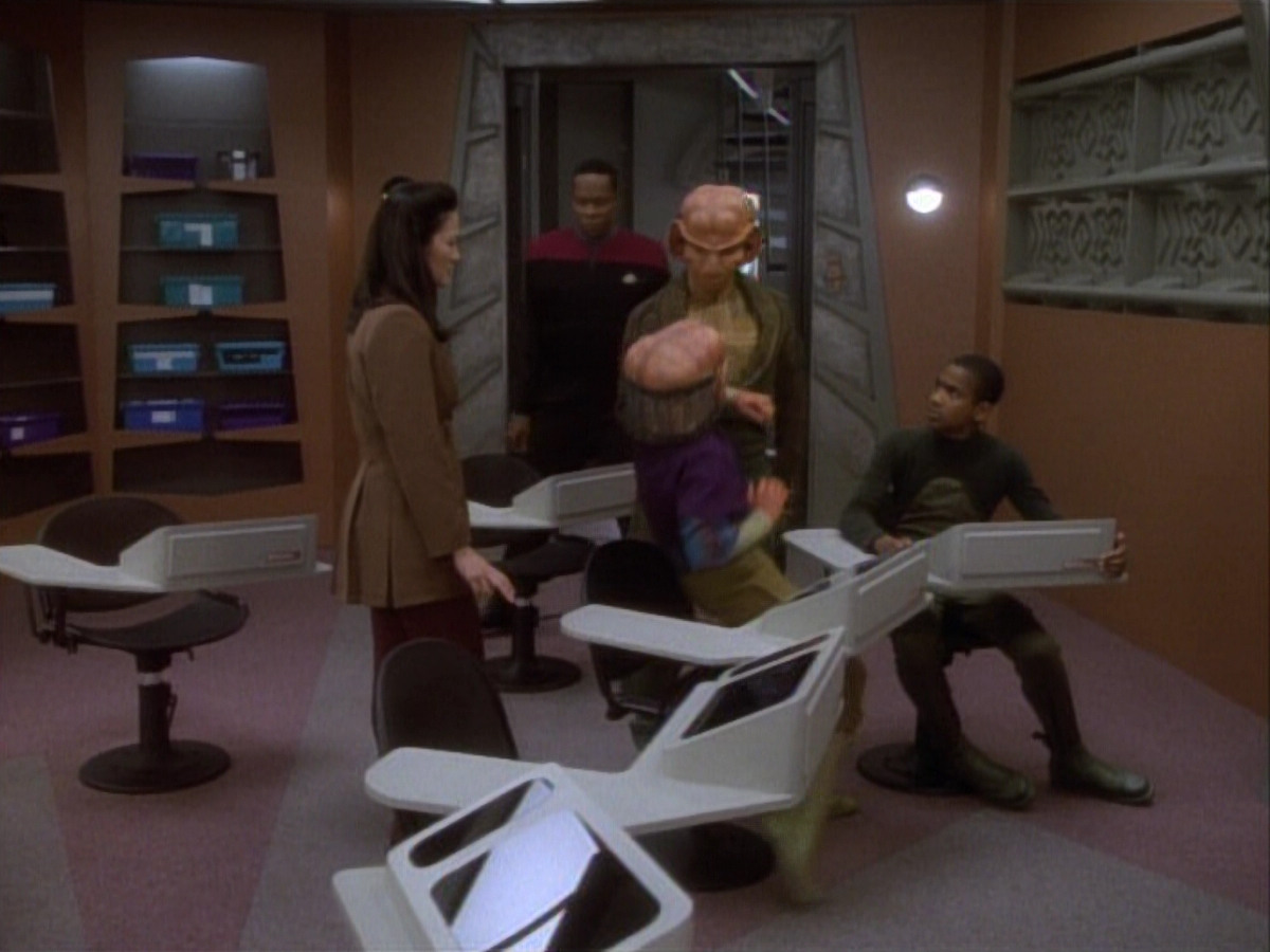 extant_StarTrekDS9_1x03-AManAlone_3548.jpg