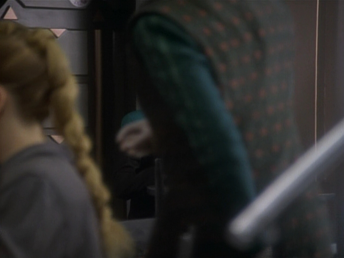 extant_StarTrekDS9_1x04-PastPrologue_0011.jpg
