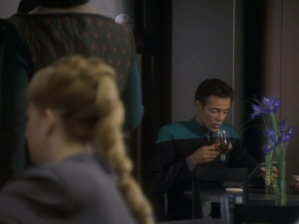 extant_StarTrekDS9_1x04-PastPrologue_0013.jpg