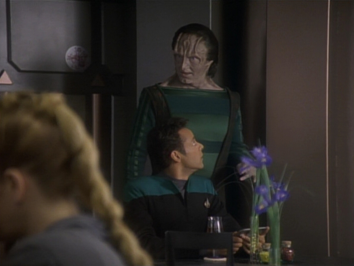 extant_StarTrekDS9_1x04-PastPrologue_0020.jpg