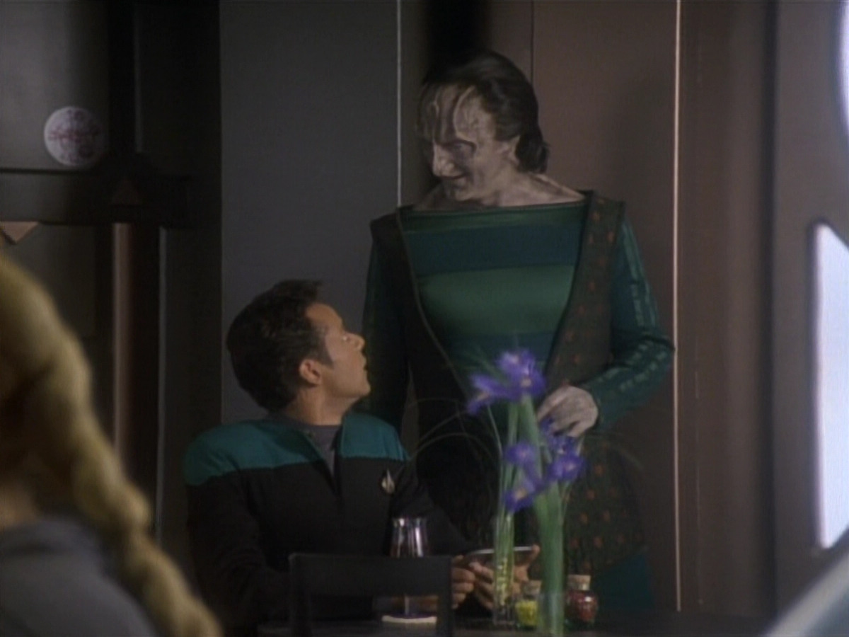 extant_StarTrekDS9_1x04-PastPrologue_0022.jpg