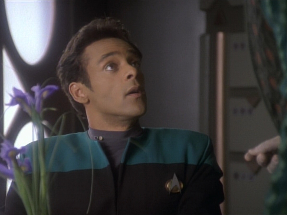 extant_StarTrekDS9_1x04-PastPrologue_0034.jpg