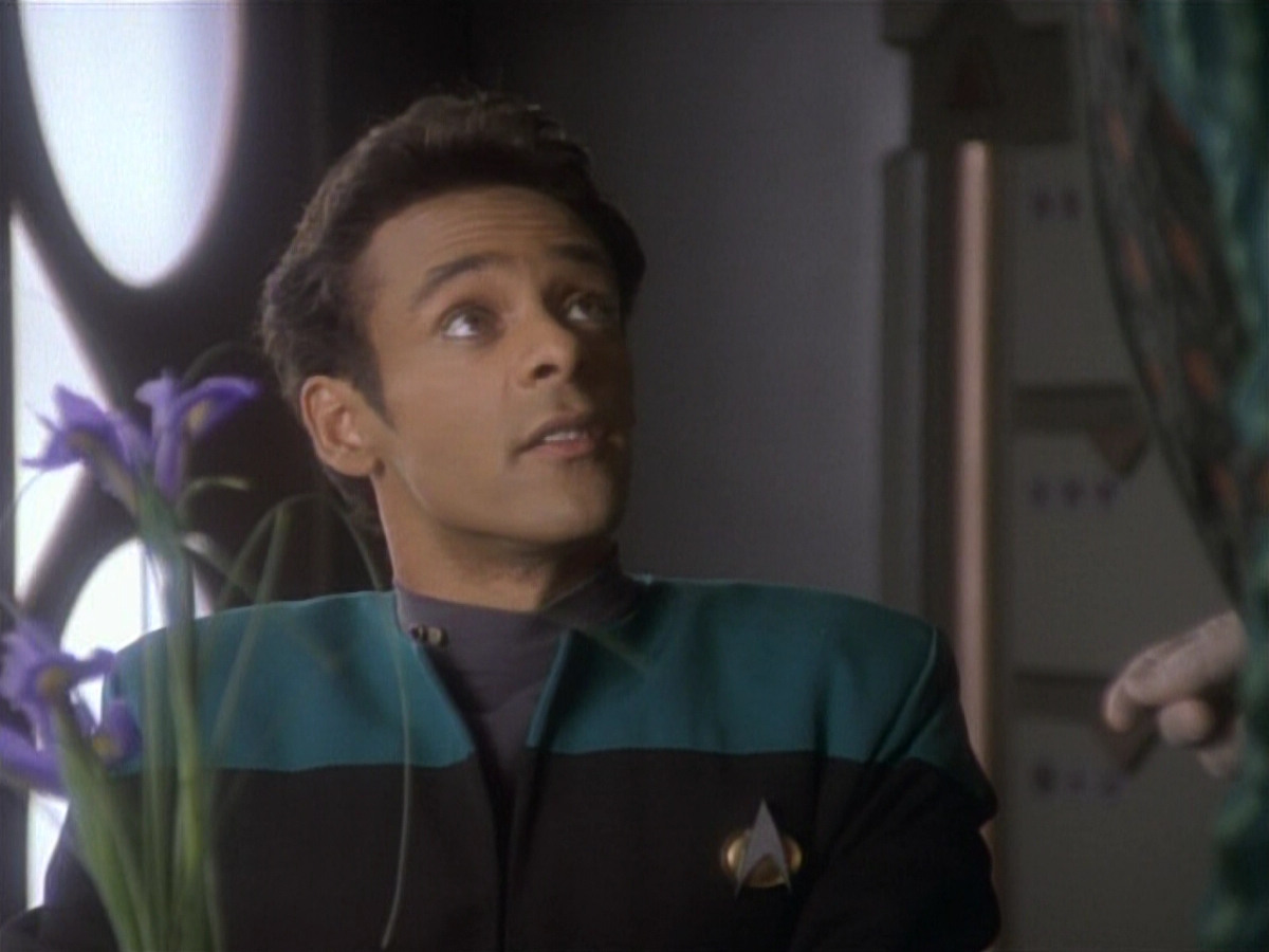 extant_StarTrekDS9_1x04-PastPrologue_0035.jpg
