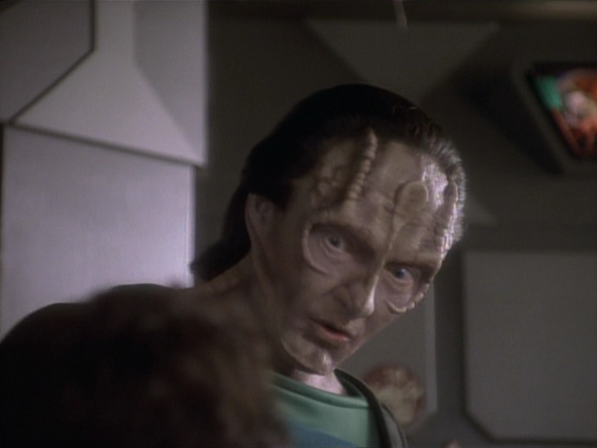 extant_StarTrekDS9_1x04-PastPrologue_0048.jpg