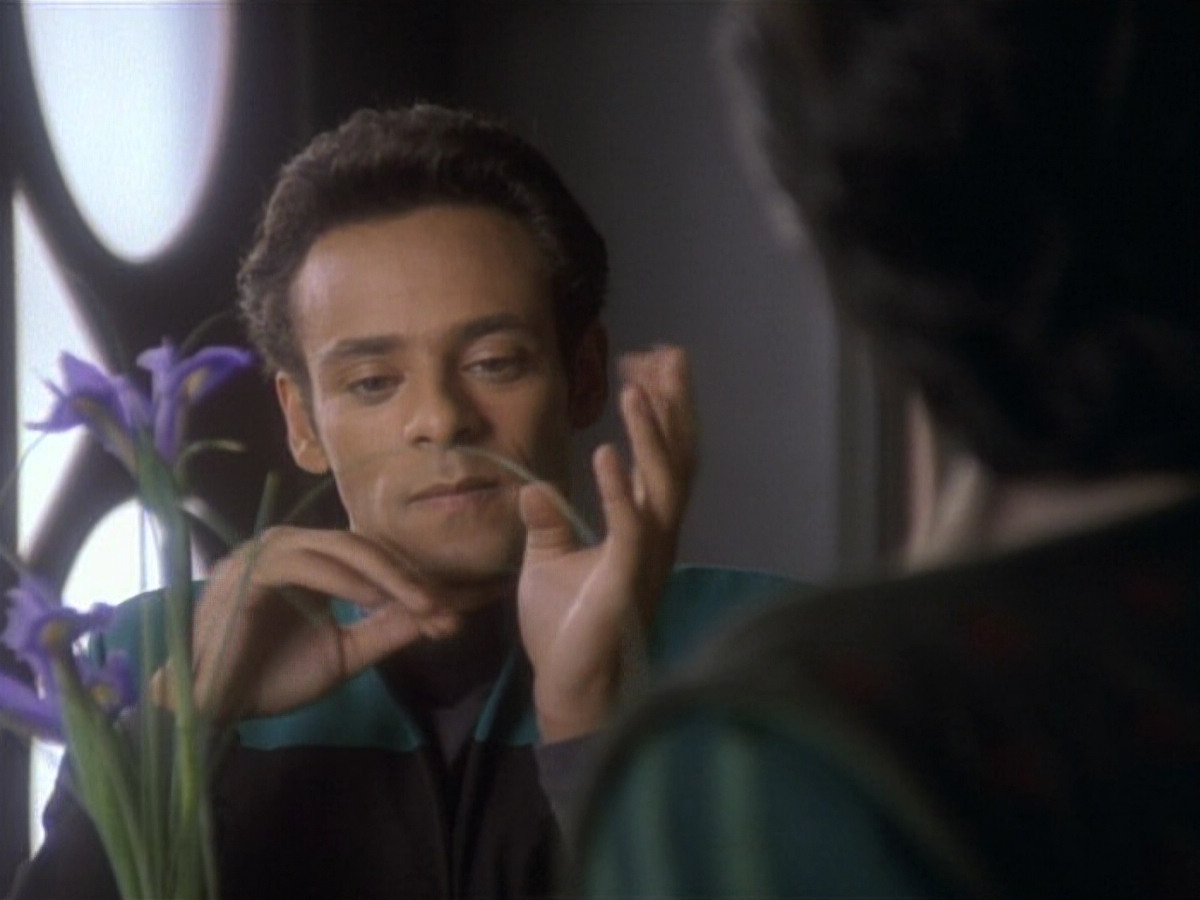 extant_StarTrekDS9_1x04-PastPrologue_0064.jpg