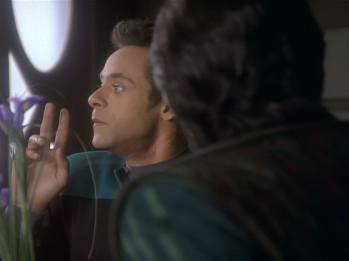 extant_StarTrekDS9_1x04-PastPrologue_0087.jpg