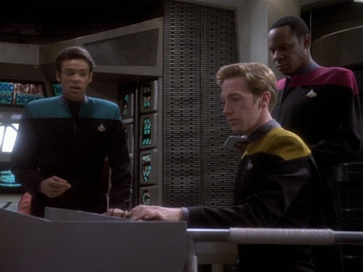 extant_StarTrekDS9_1x04-PastPrologue_0219.jpg