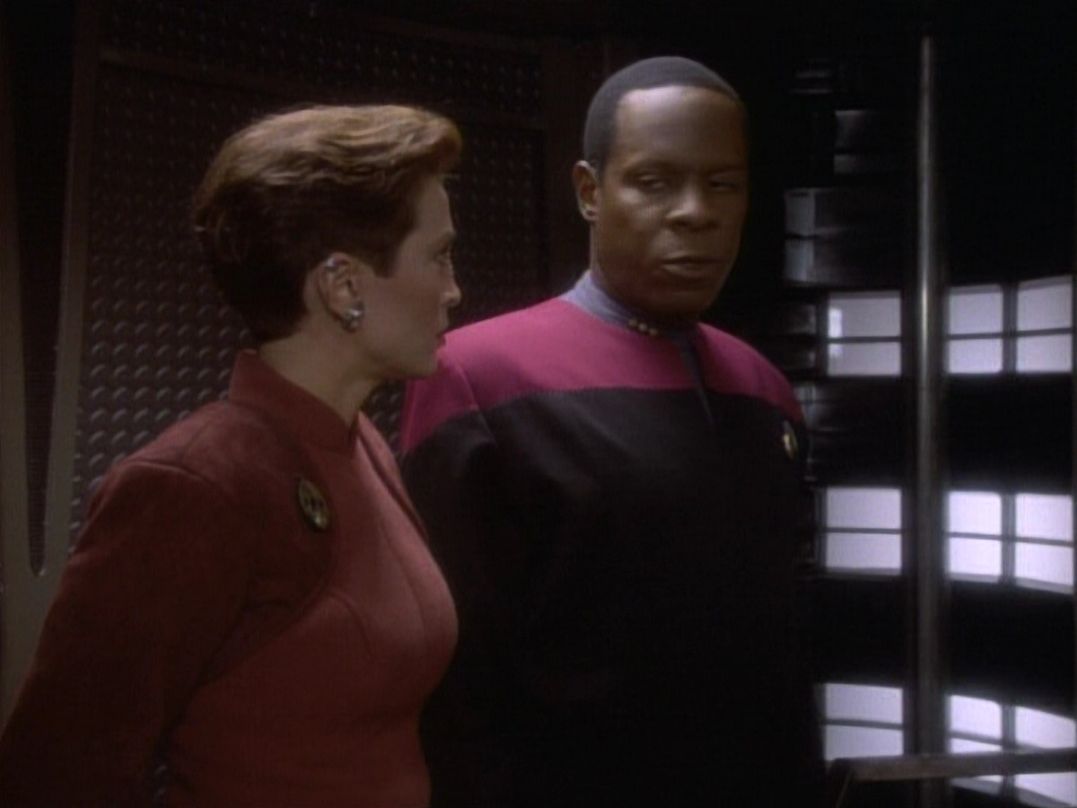 extant_StarTrekDS9_1x04-PastPrologue_0496.jpg