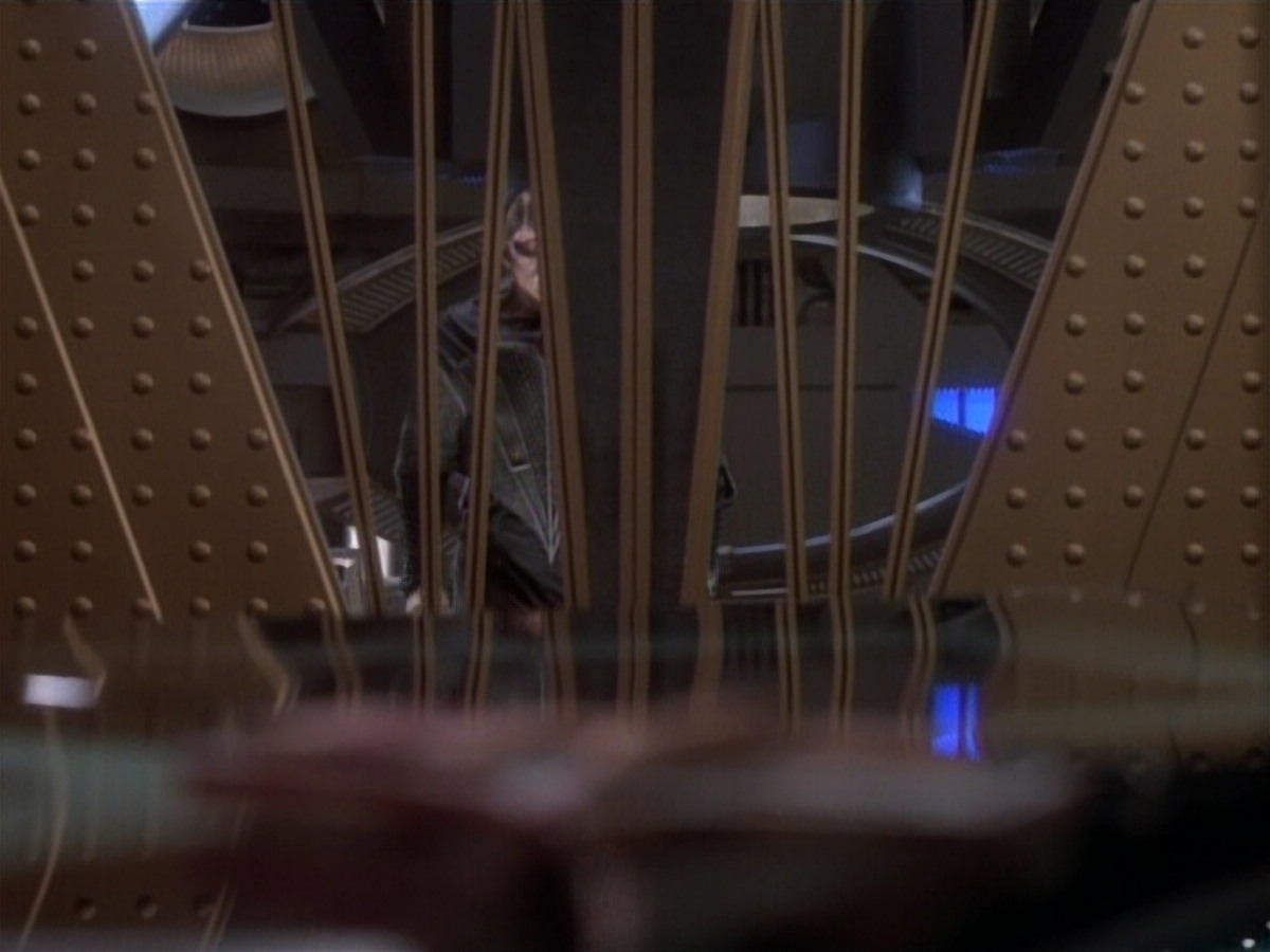 extant_StarTrekDS9_1x04-PastPrologue_0947.jpg