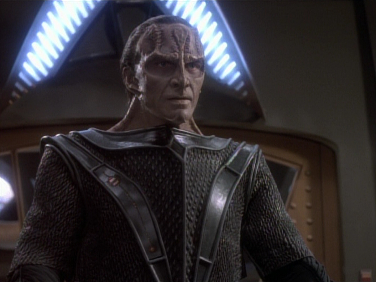 extant_StarTrekDS9_1x04-PastPrologue_1001.jpg