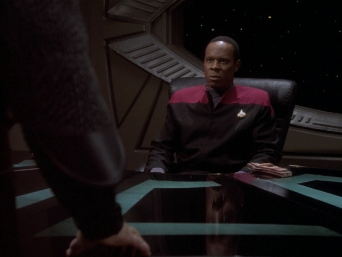 extant_StarTrekDS9_1x04-PastPrologue_1003.jpg