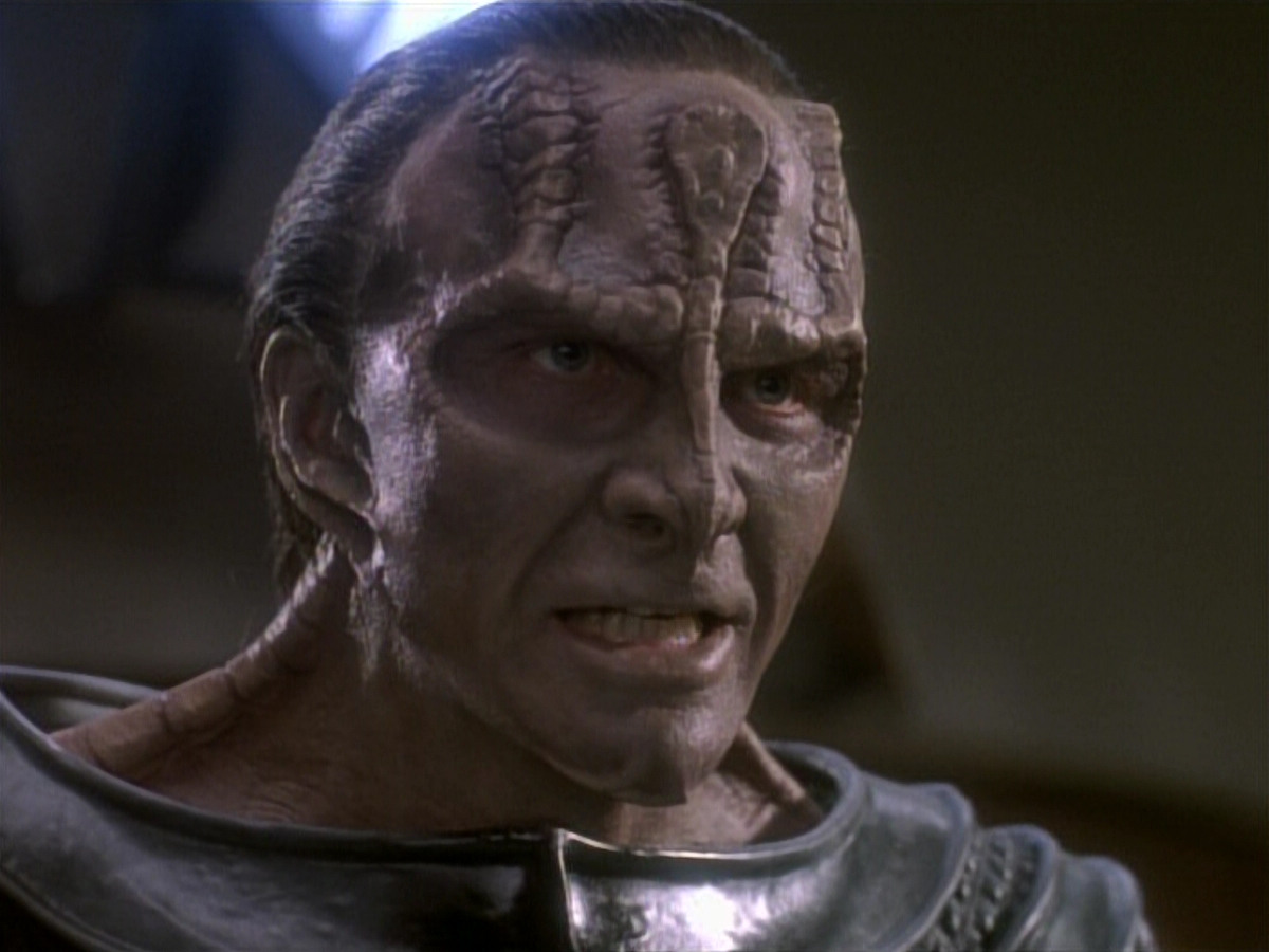 extant_StarTrekDS9_1x04-PastPrologue_1027.jpg