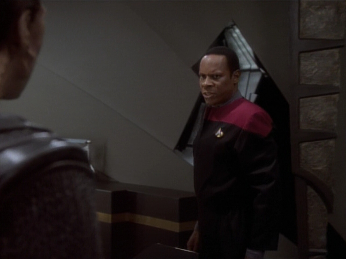 extant_StarTrekDS9_1x04-PastPrologue_1040.jpg