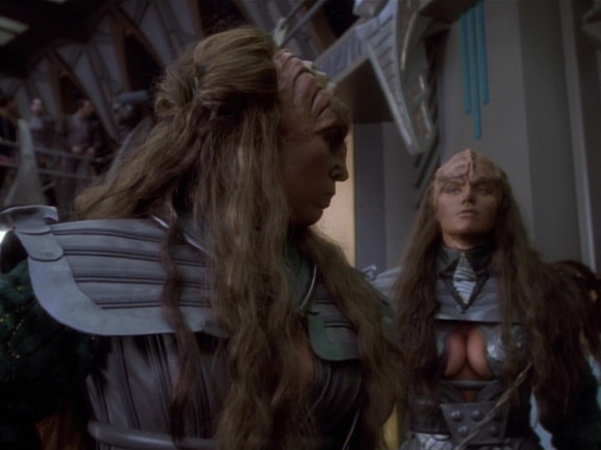 extant_StarTrekDS9_1x04-PastPrologue_1356.jpg
