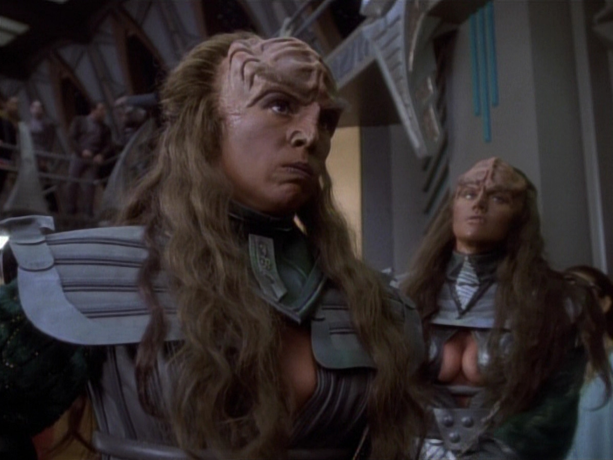 extant_StarTrekDS9_1x04-PastPrologue_1358.jpg
