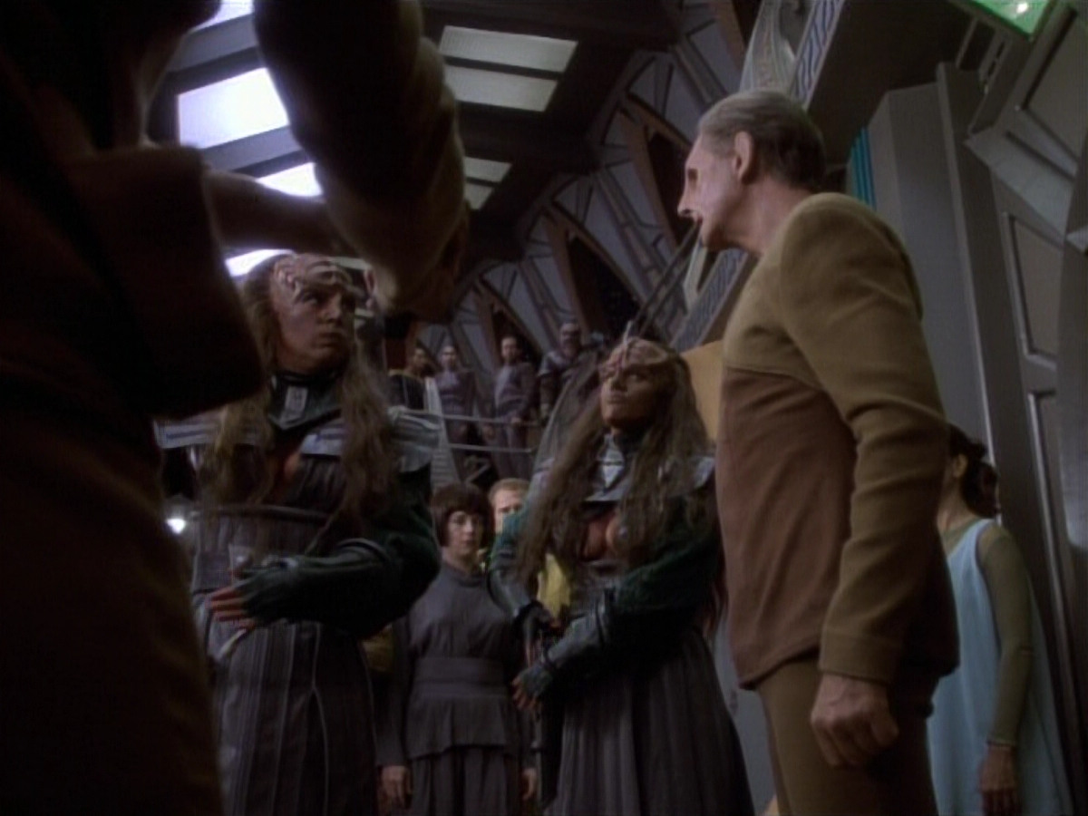 extant_StarTrekDS9_1x04-PastPrologue_1359.jpg