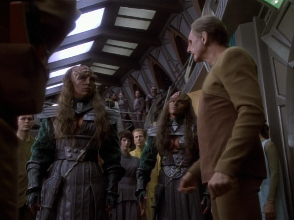 extant_StarTrekDS9_1x04-PastPrologue_1365.jpg