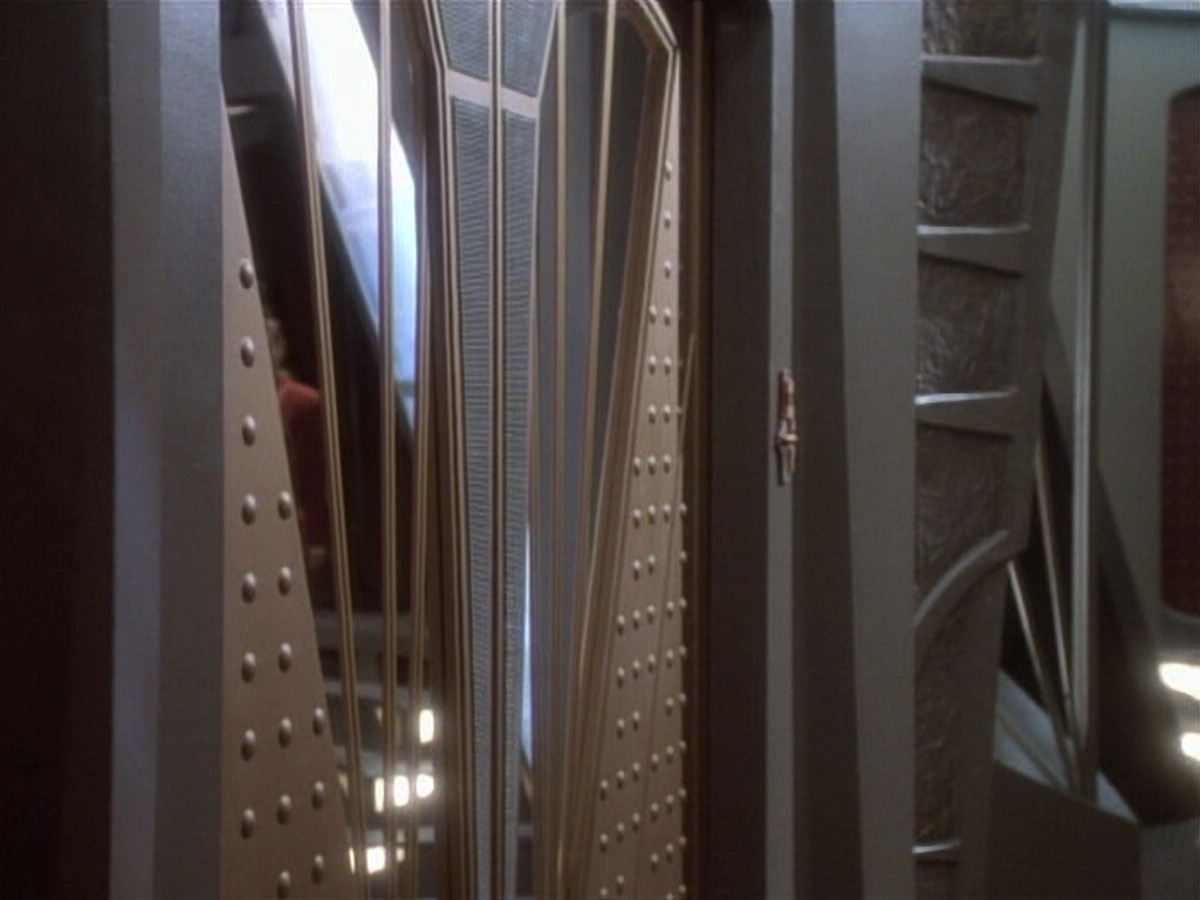 extant_StarTrekDS9_1x04-PastPrologue_1375.jpg