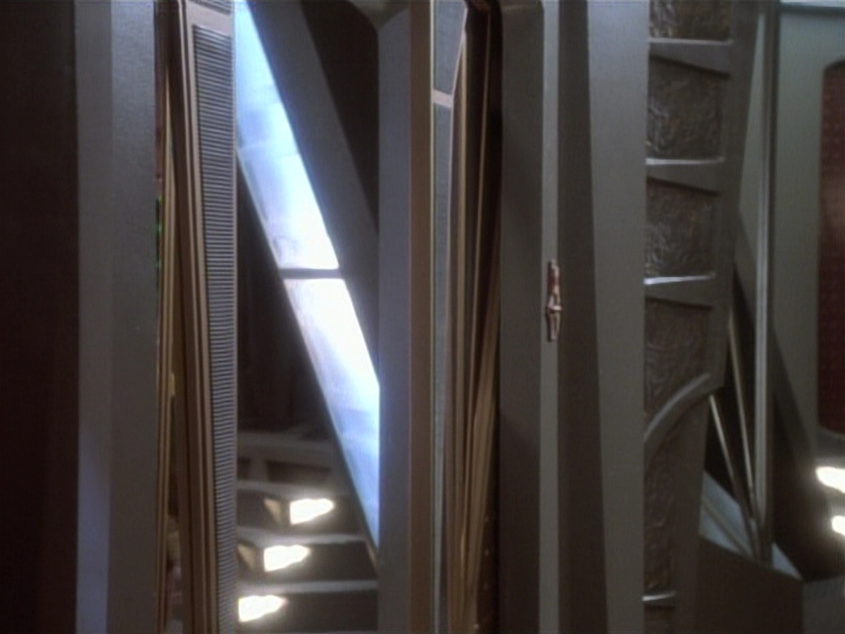 extant_StarTrekDS9_1x04-PastPrologue_1377.jpg