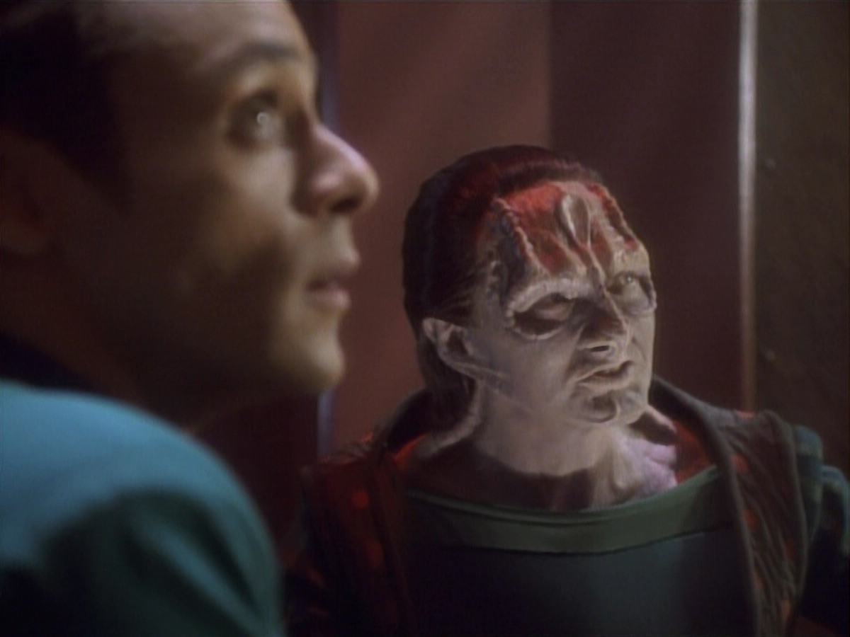 extant_StarTrekDS9_1x04-PastPrologue_1564.jpg