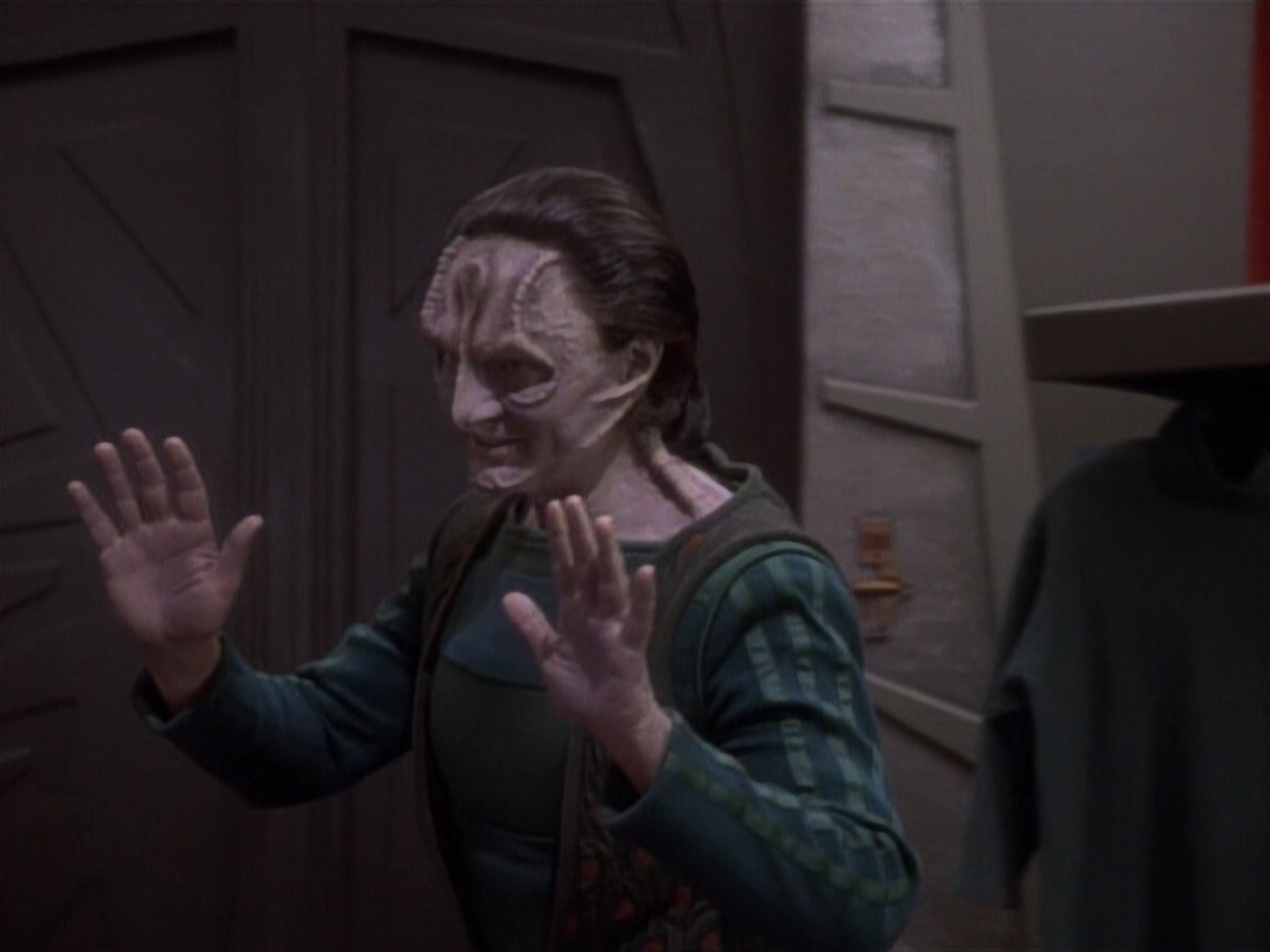 extant_StarTrekDS9_1x04-PastPrologue_1864.jpg