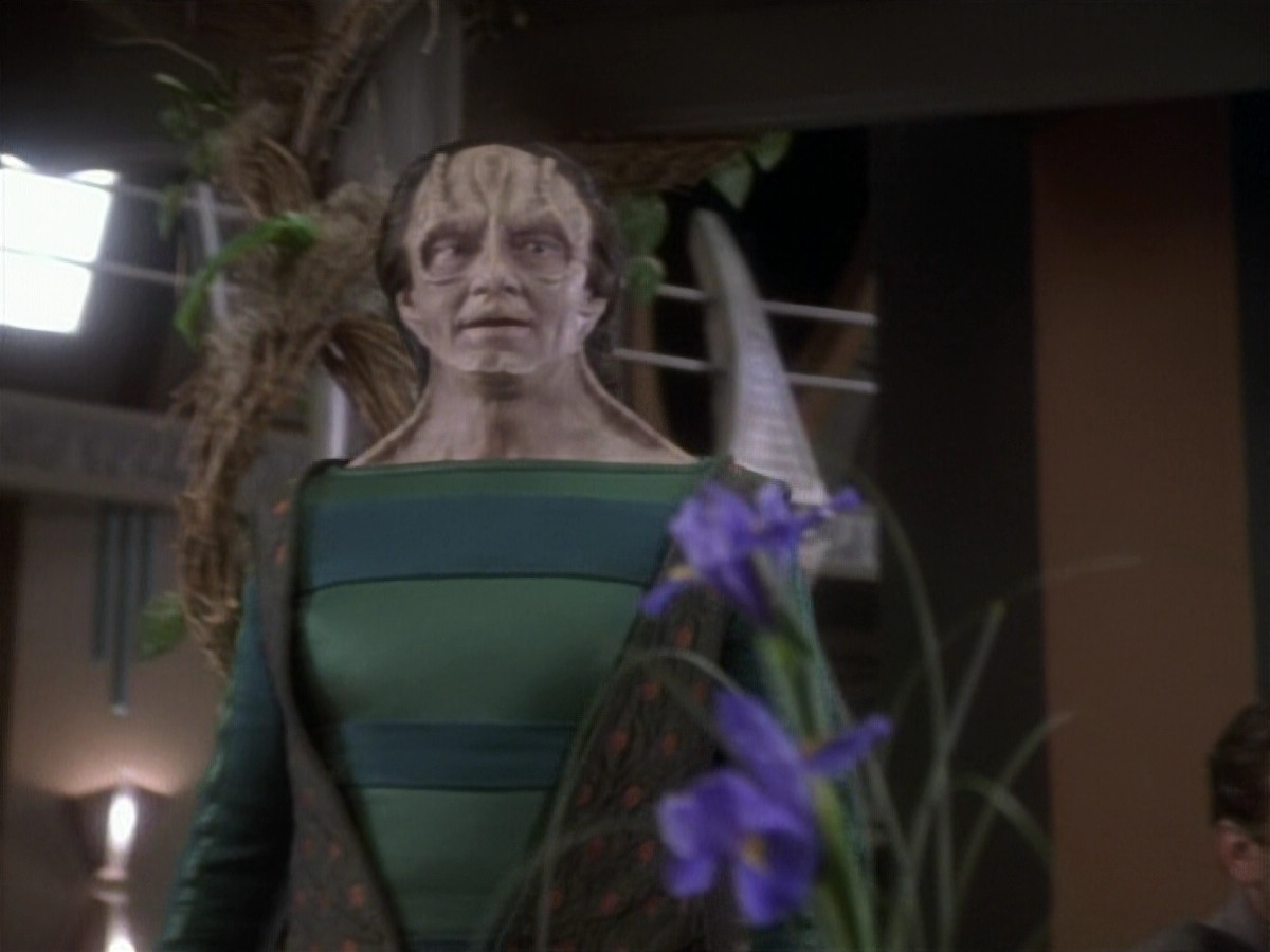 extant_StarTrekDS9_1x04-PastPrologue_2158.jpg