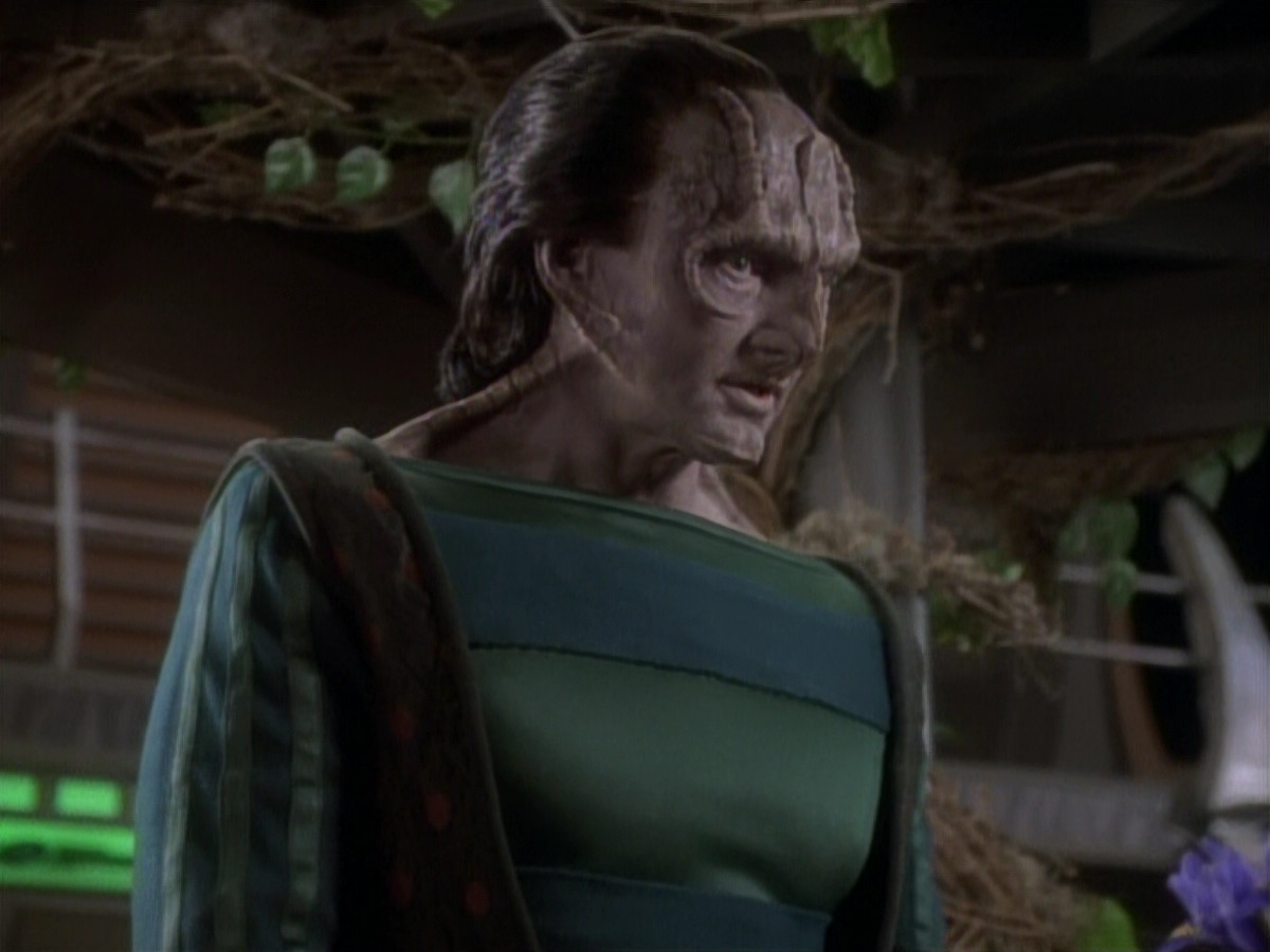 extant_StarTrekDS9_1x04-PastPrologue_2161.jpg