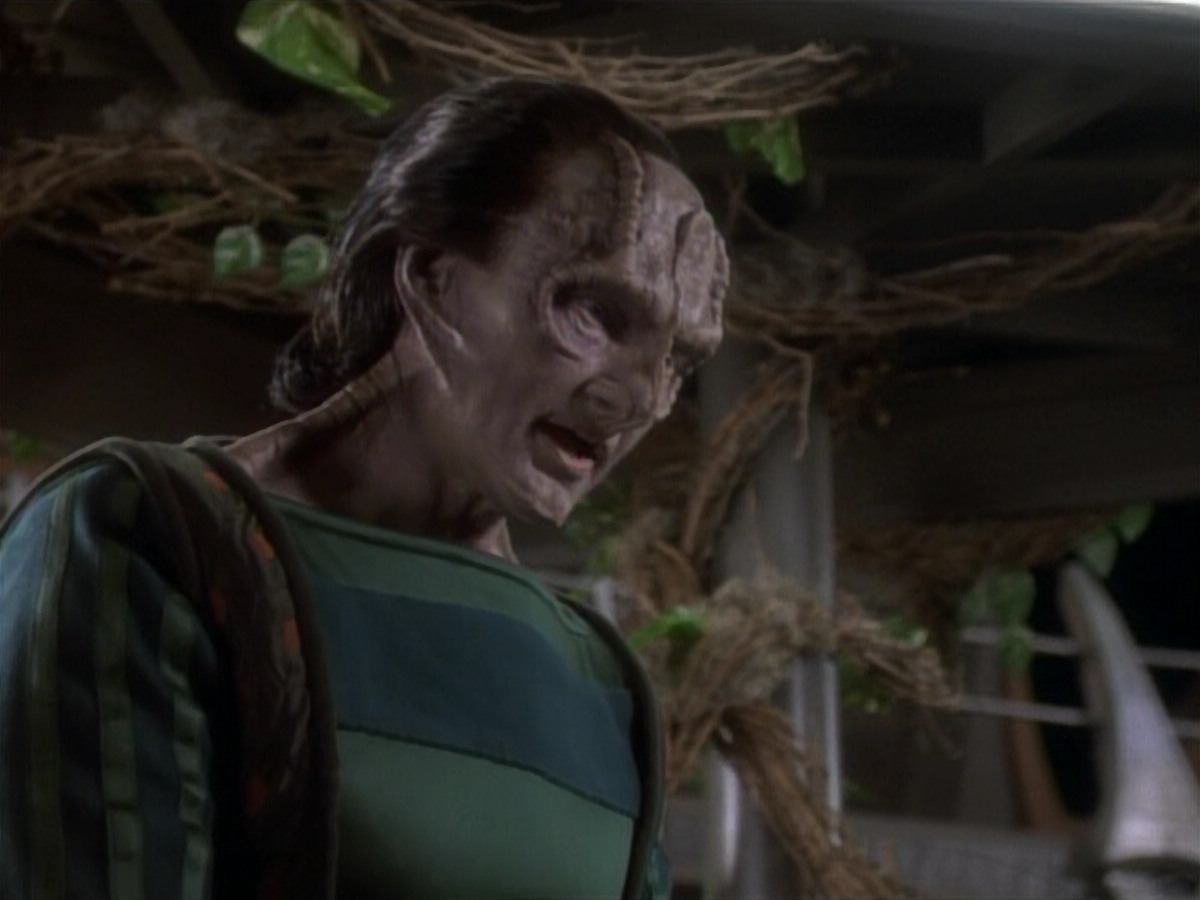 extant_StarTrekDS9_1x04-PastPrologue_2166.jpg