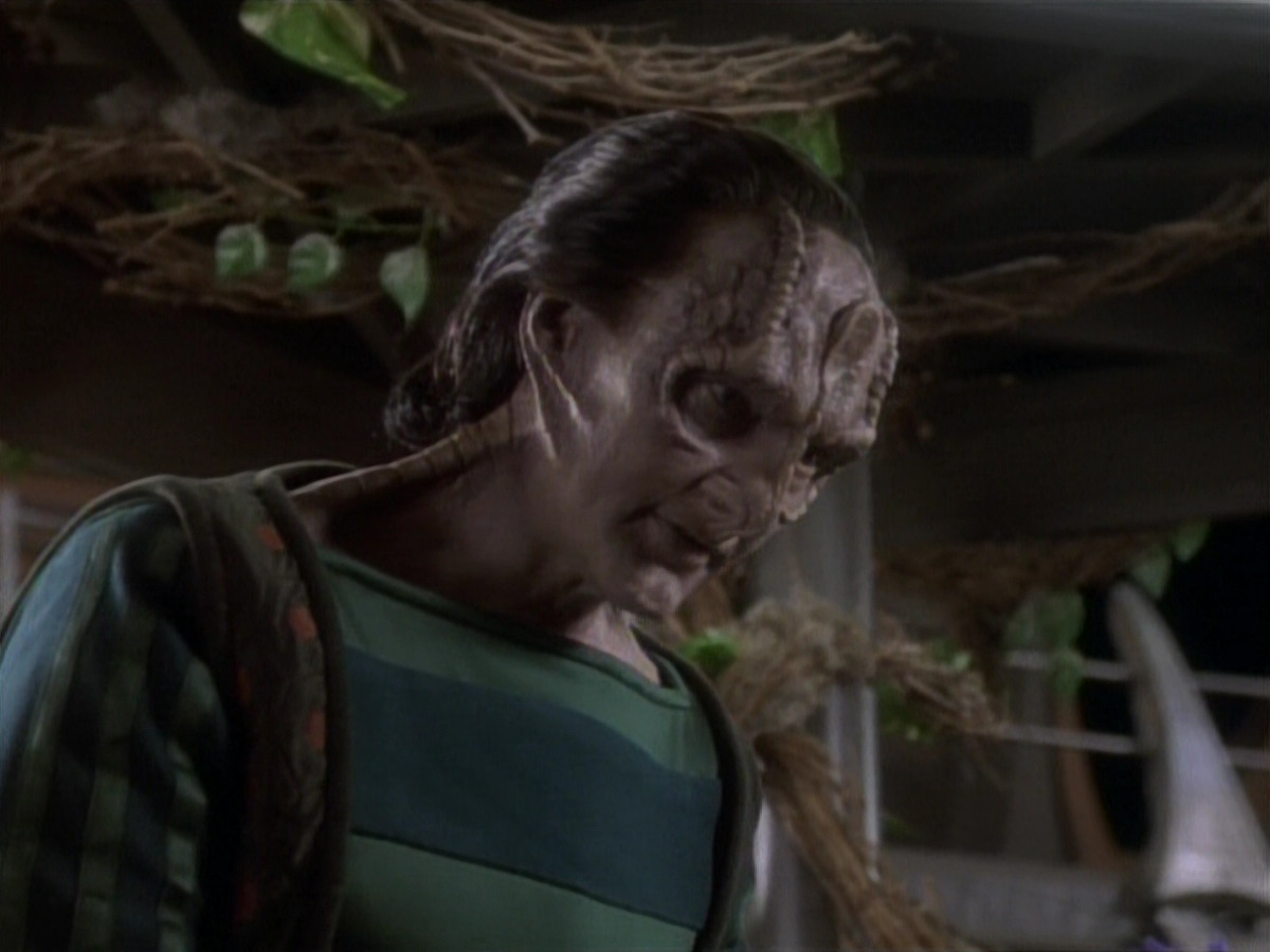 extant_StarTrekDS9_1x04-PastPrologue_2167.jpg