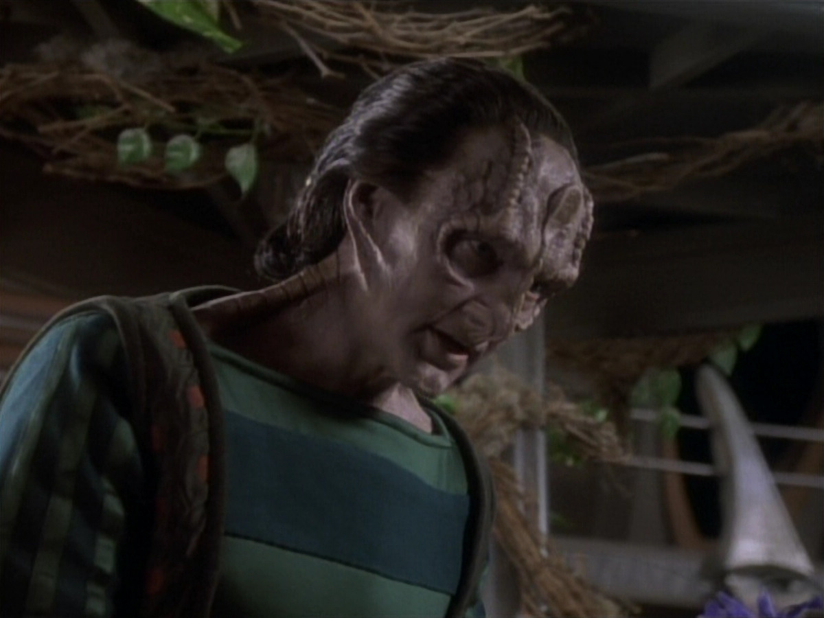 extant_StarTrekDS9_1x04-PastPrologue_2168.jpg