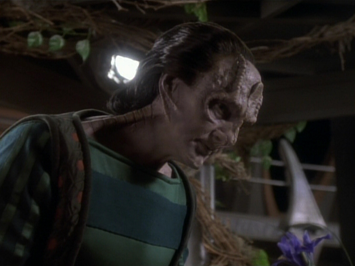 extant_StarTrekDS9_1x04-PastPrologue_2174.jpg