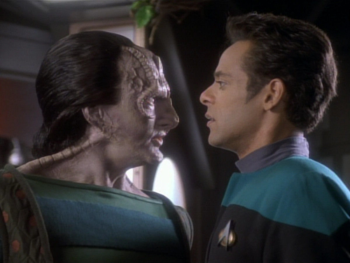 extant_StarTrekDS9_1x04-PastPrologue_2245.jpg