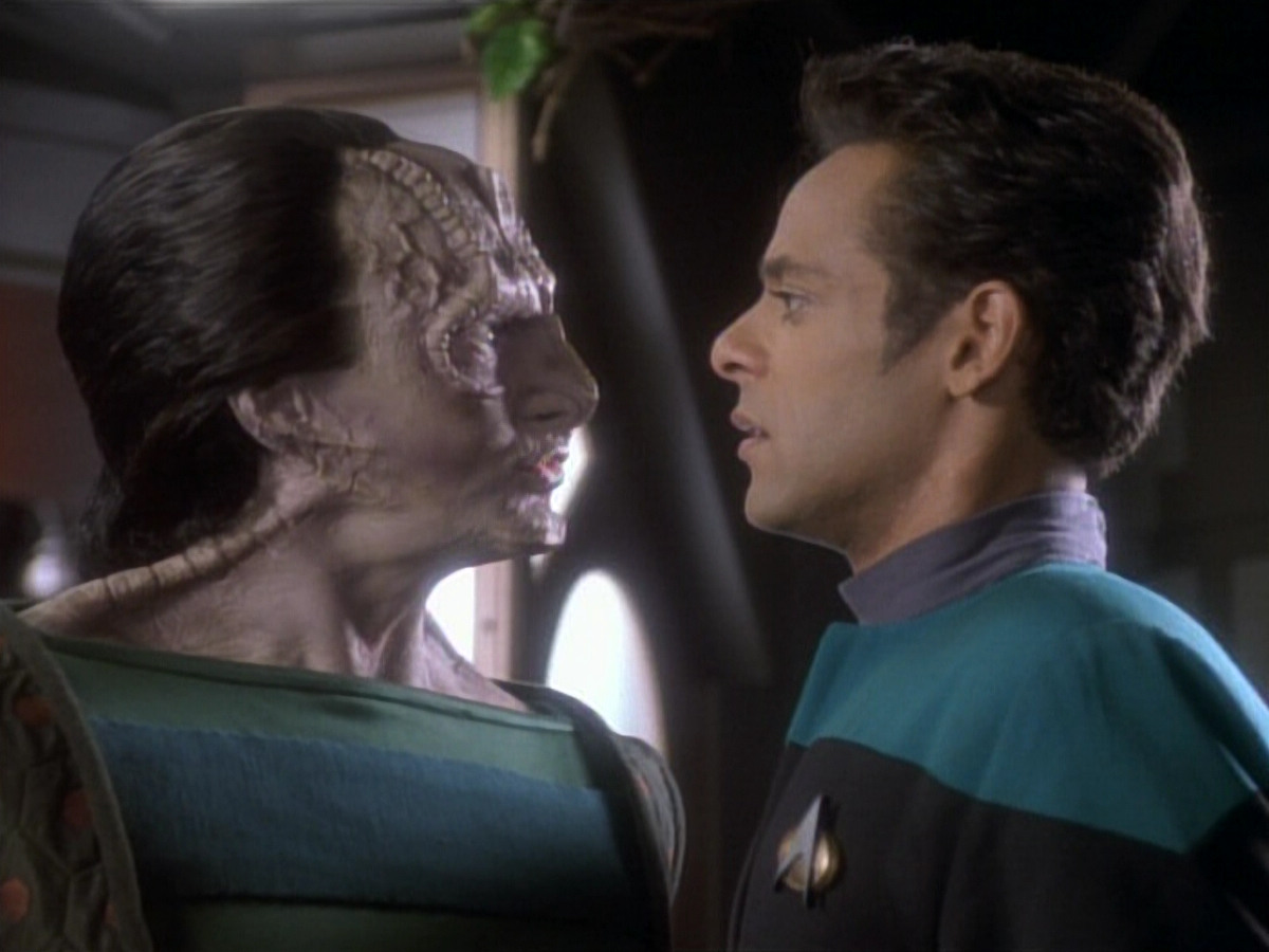 extant_StarTrekDS9_1x04-PastPrologue_2247.jpg