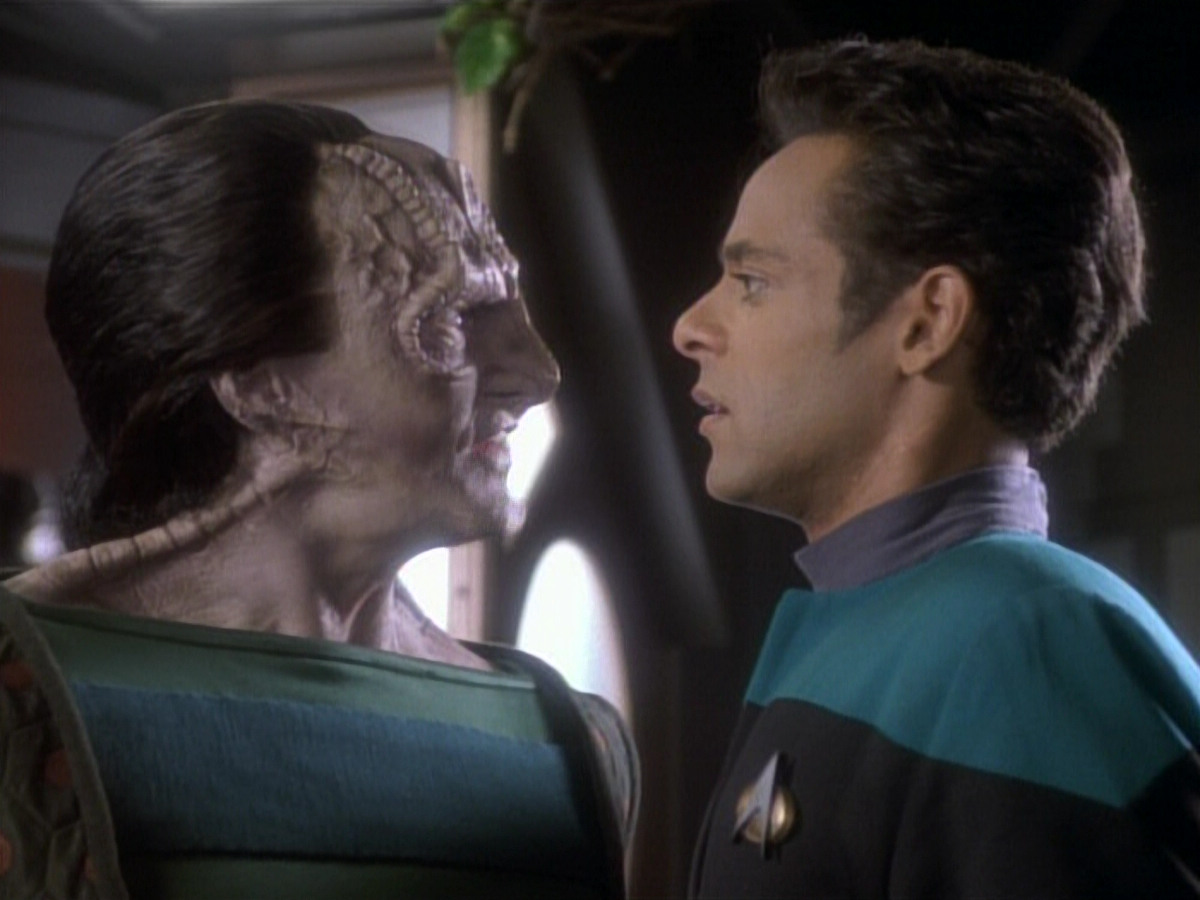 extant_StarTrekDS9_1x04-PastPrologue_2248.jpg