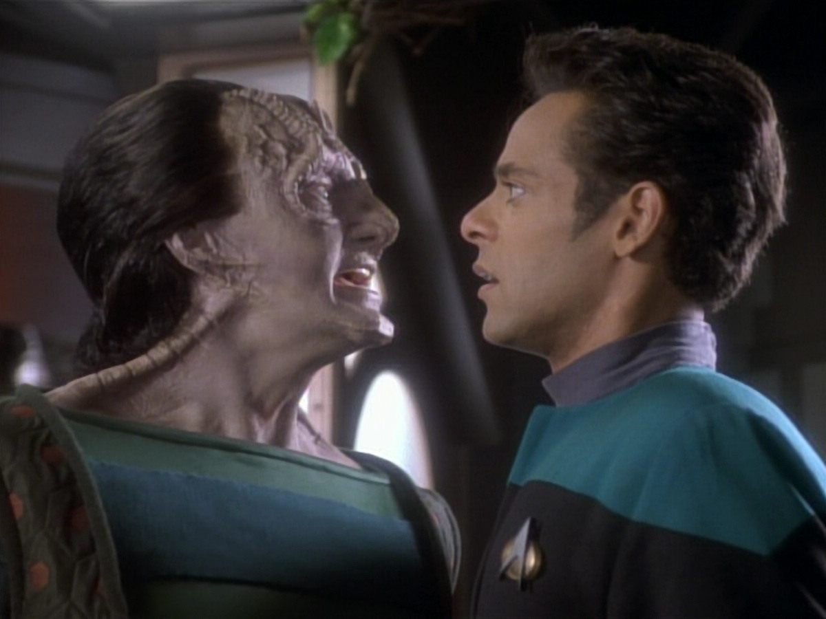 extant_StarTrekDS9_1x04-PastPrologue_2249.jpg