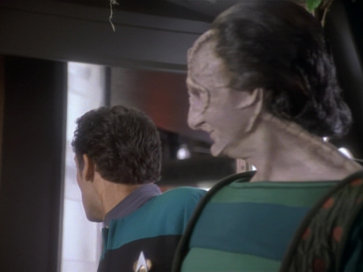 extant_StarTrekDS9_1x04-PastPrologue_2263.jpg