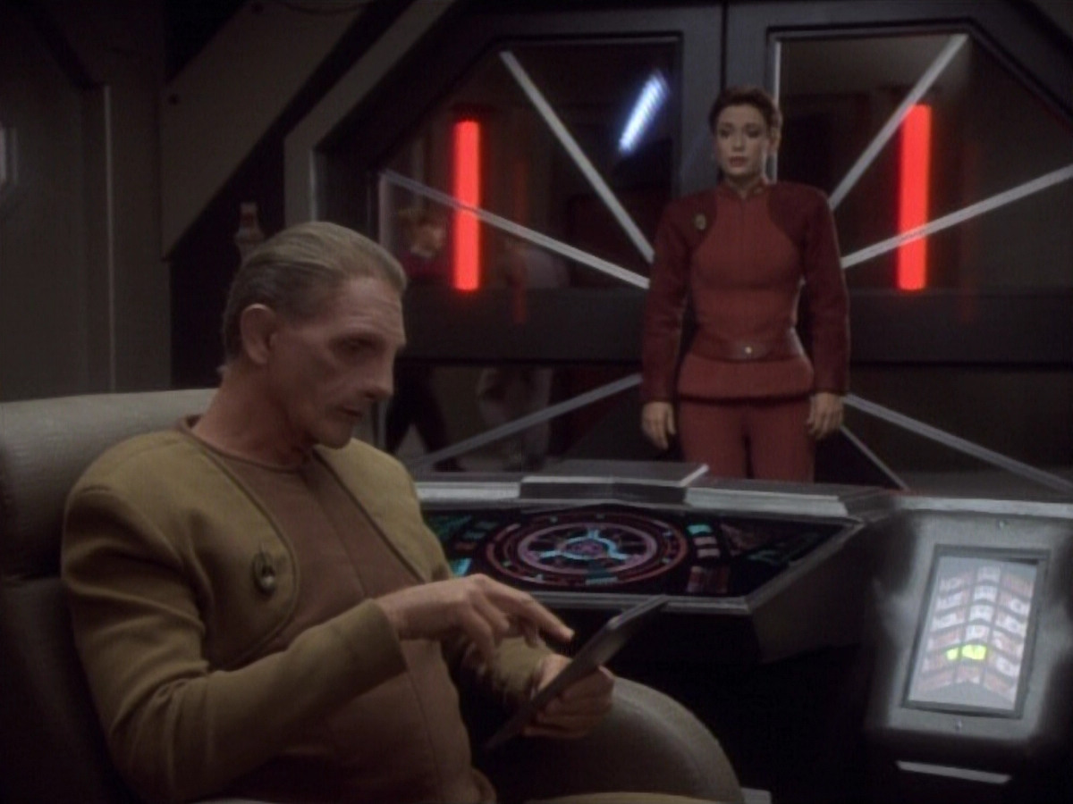 extant_StarTrekDS9_1x04-PastPrologue_2397.jpg