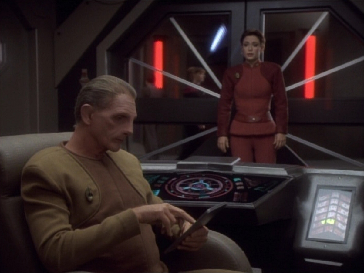 extant_StarTrekDS9_1x04-PastPrologue_2398.jpg