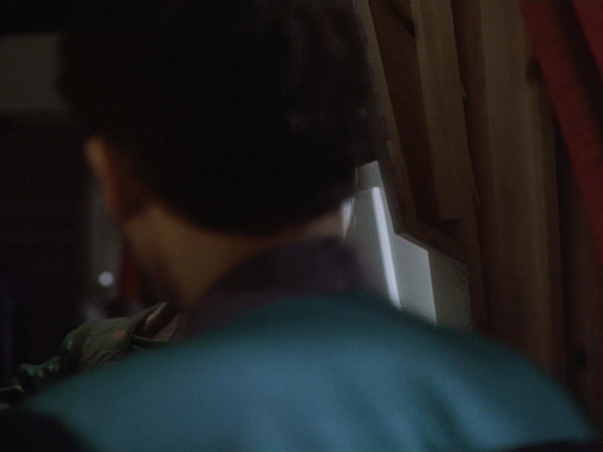 extant_StarTrekDS9_1x04-PastPrologue_2790.jpg