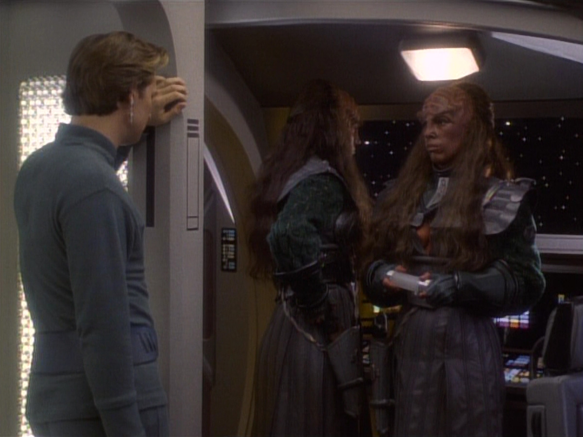 extant_StarTrekDS9_1x04-PastPrologue_3052.jpg