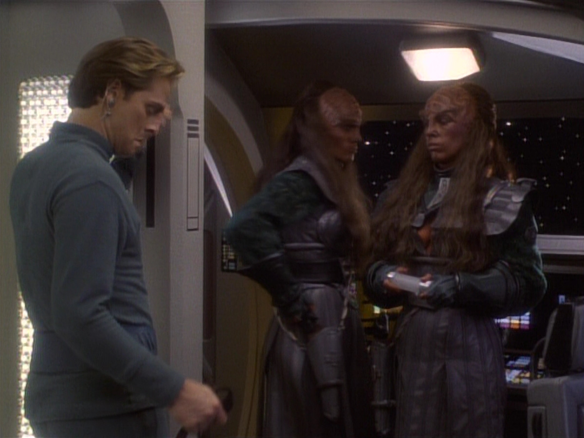 extant_StarTrekDS9_1x04-PastPrologue_3053.jpg