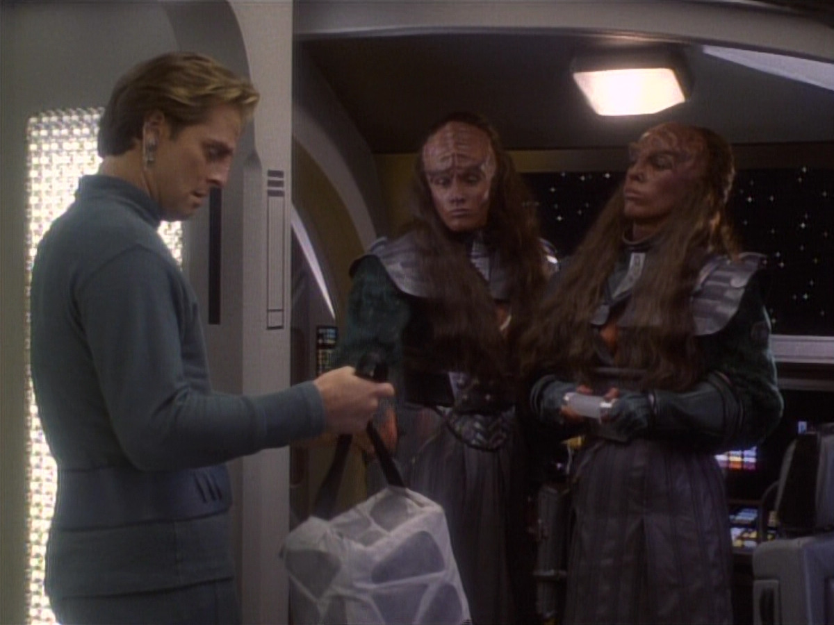 extant_StarTrekDS9_1x04-PastPrologue_3054.jpg