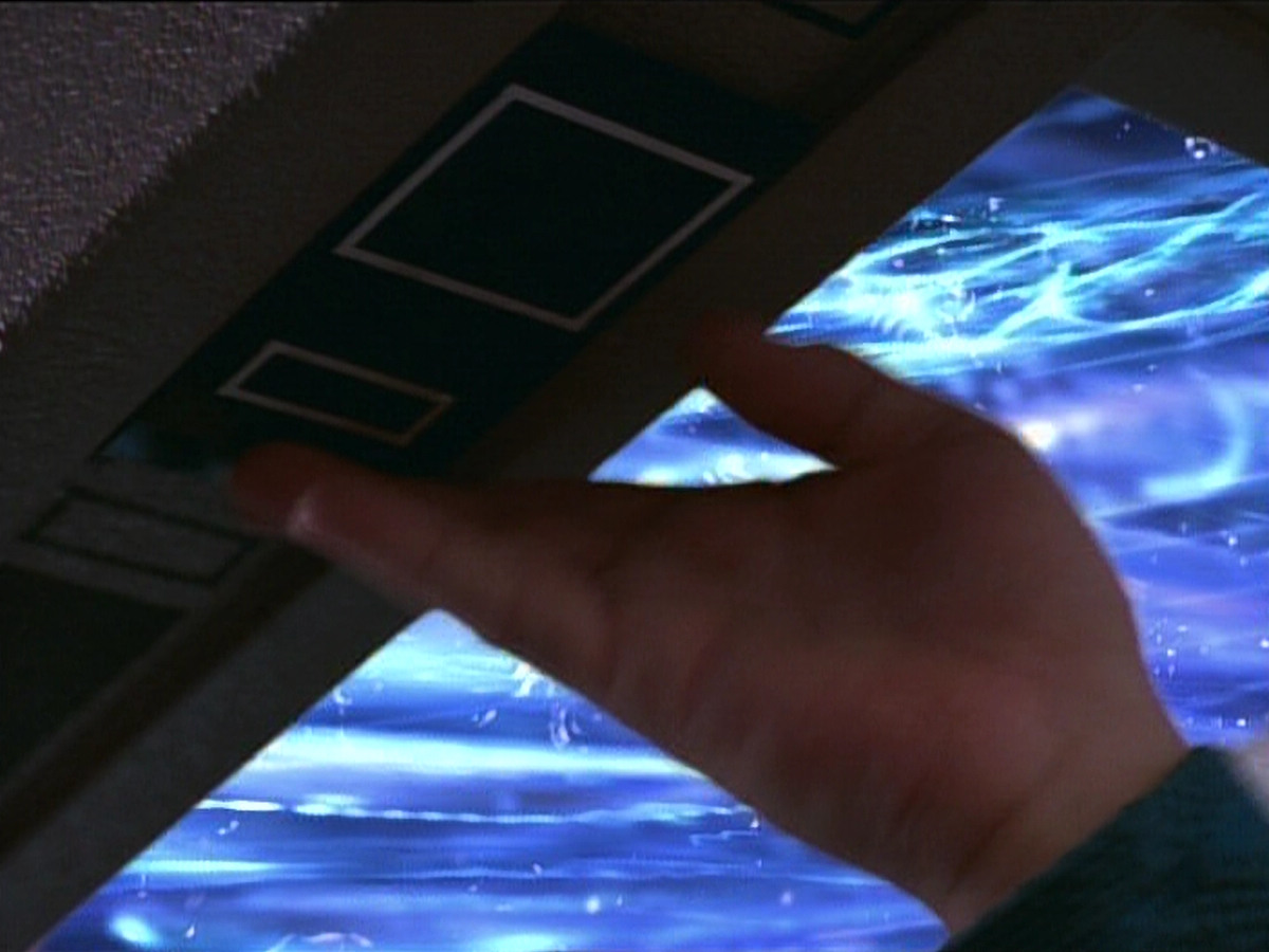 extant_StarTrekDS9_1x04-PastPrologue_3418.jpg