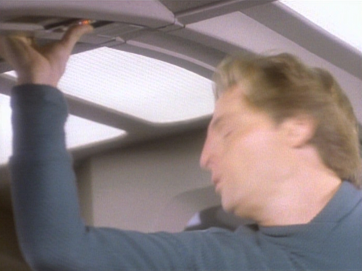extant_StarTrekDS9_1x04-PastPrologue_3434.jpg