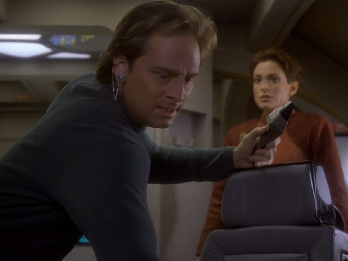 extant_StarTrekDS9_1x04-PastPrologue_3480.jpg