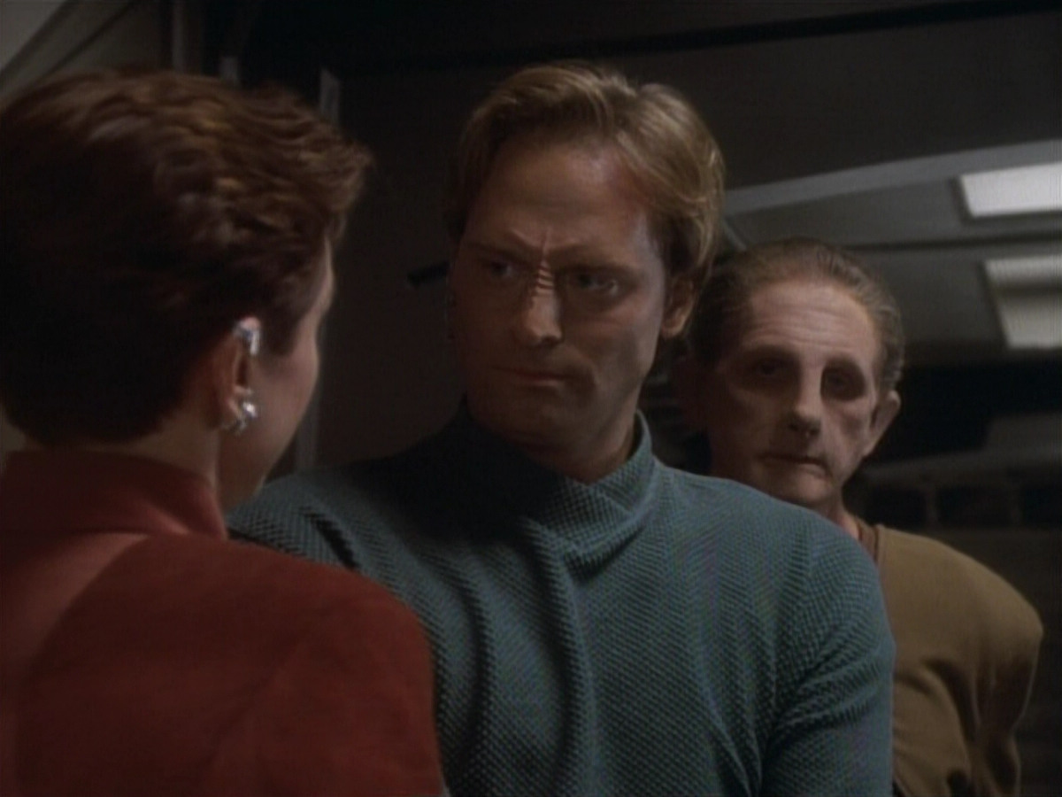 extant_StarTrekDS9_1x04-PastPrologue_3550.jpg