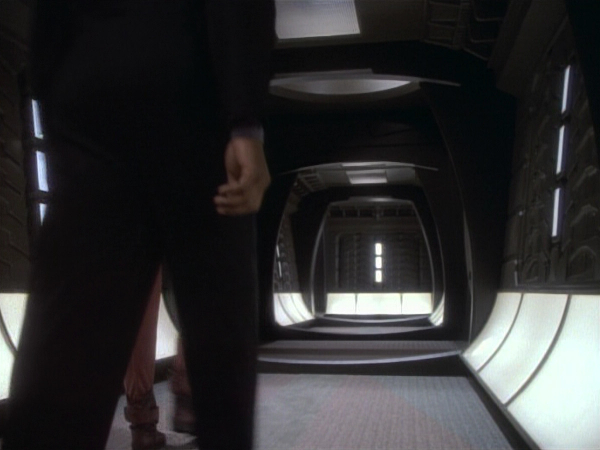 extant_StarTrekDS9_1x04-PastPrologue_3585.jpg